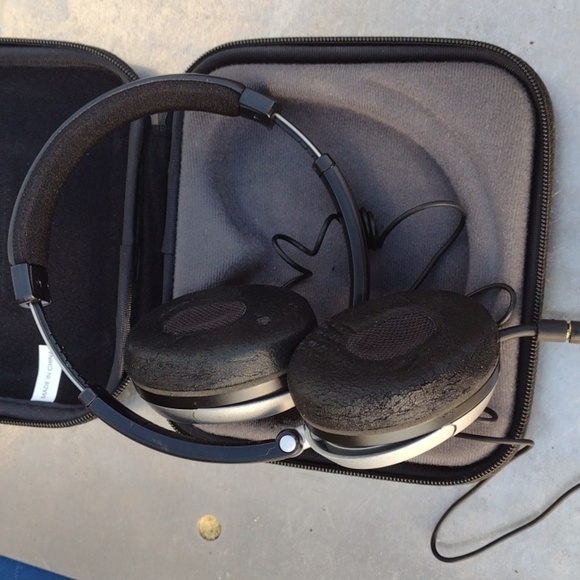 Bose Black and Silver Wired On-Ear Headphones with Case - Picture 2 of 2